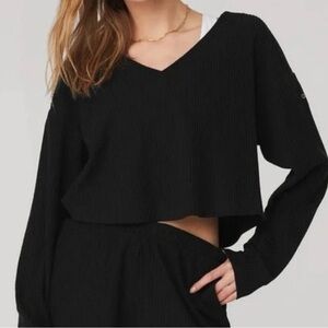 Alo Yoga Muse Ribbed V-Neck Pullover Top